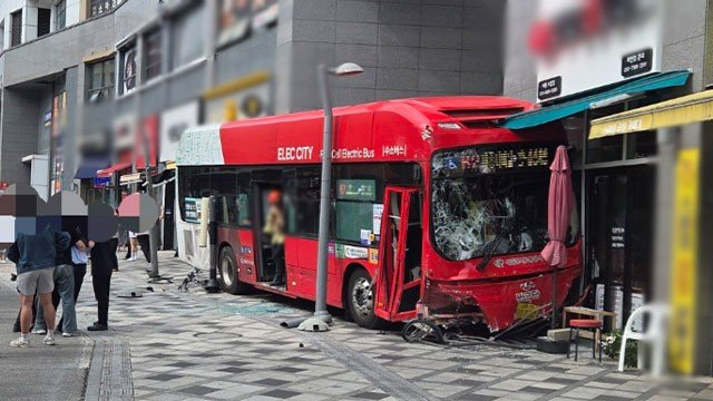 어제 세종시 버스 돌진 사고 아이 살린 엄마 ㄷㄷㄷㄷ