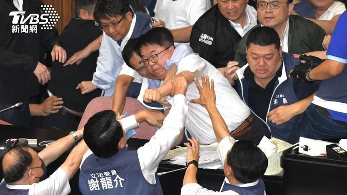 일본의 북한이라 불리는 충격적인 섬나라 3
