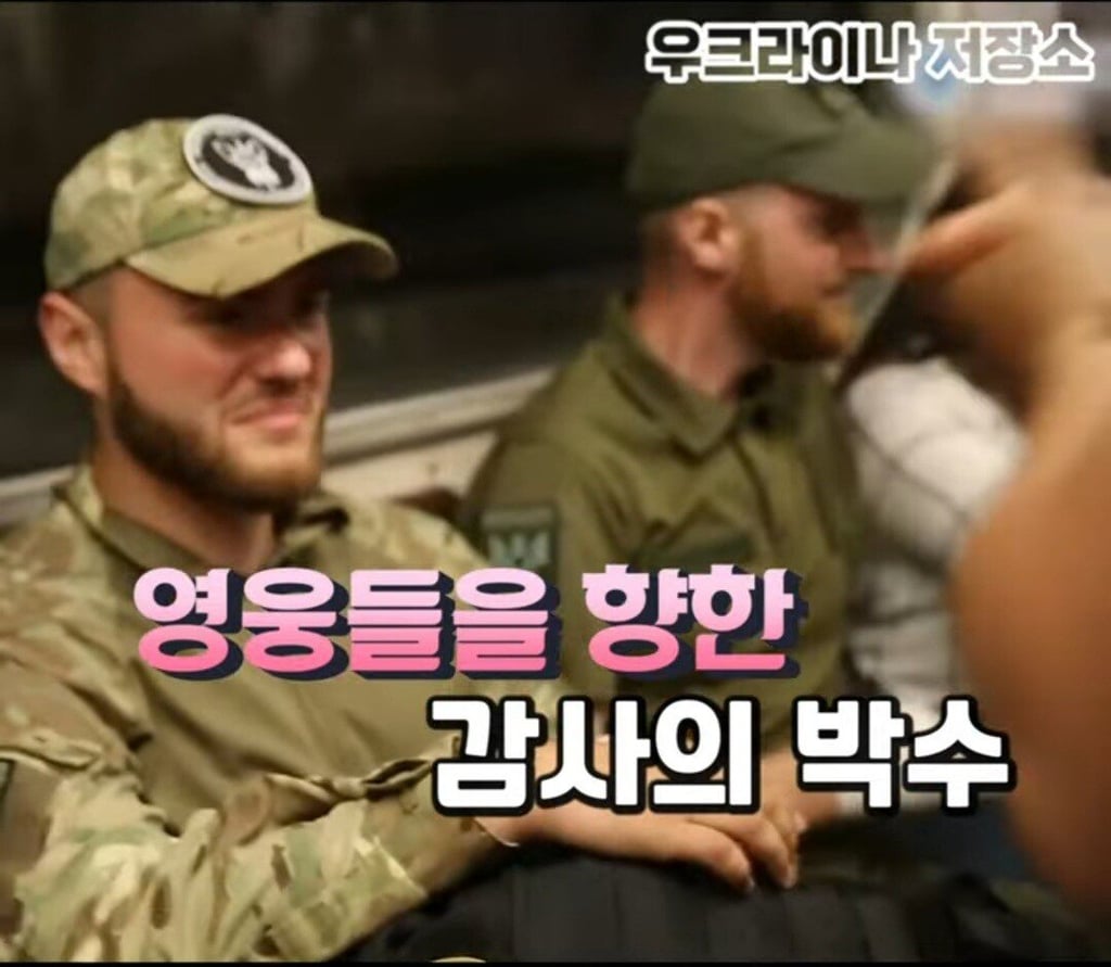 지하철에서 자리양보받는 군인 5