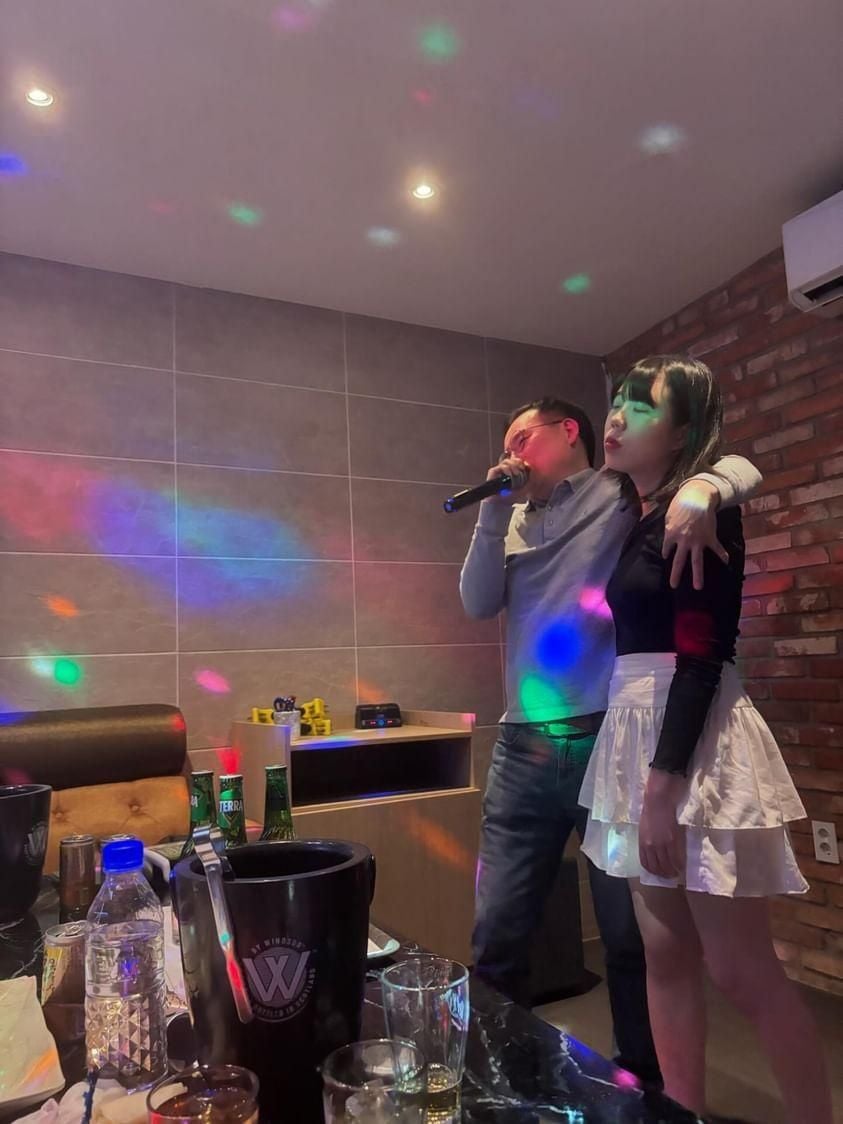 표정관리 못 하는 노래방 도우미