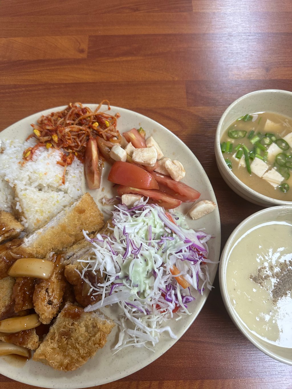 함바집 아지매 어제 맛없다고 혼내이깐