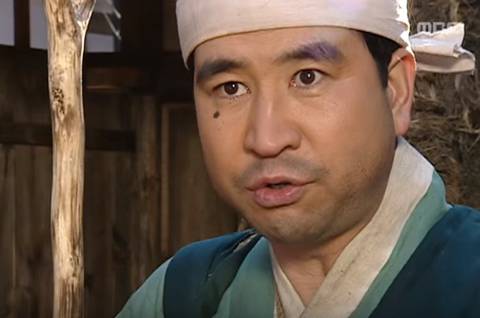 전라남도 진도군의 갯벌에 무지막지하게 큰 거목이 묻혀있었다. 4