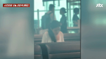 중국인집단새치기이어또...인천 공항서'전자담배'피운중국여성 2