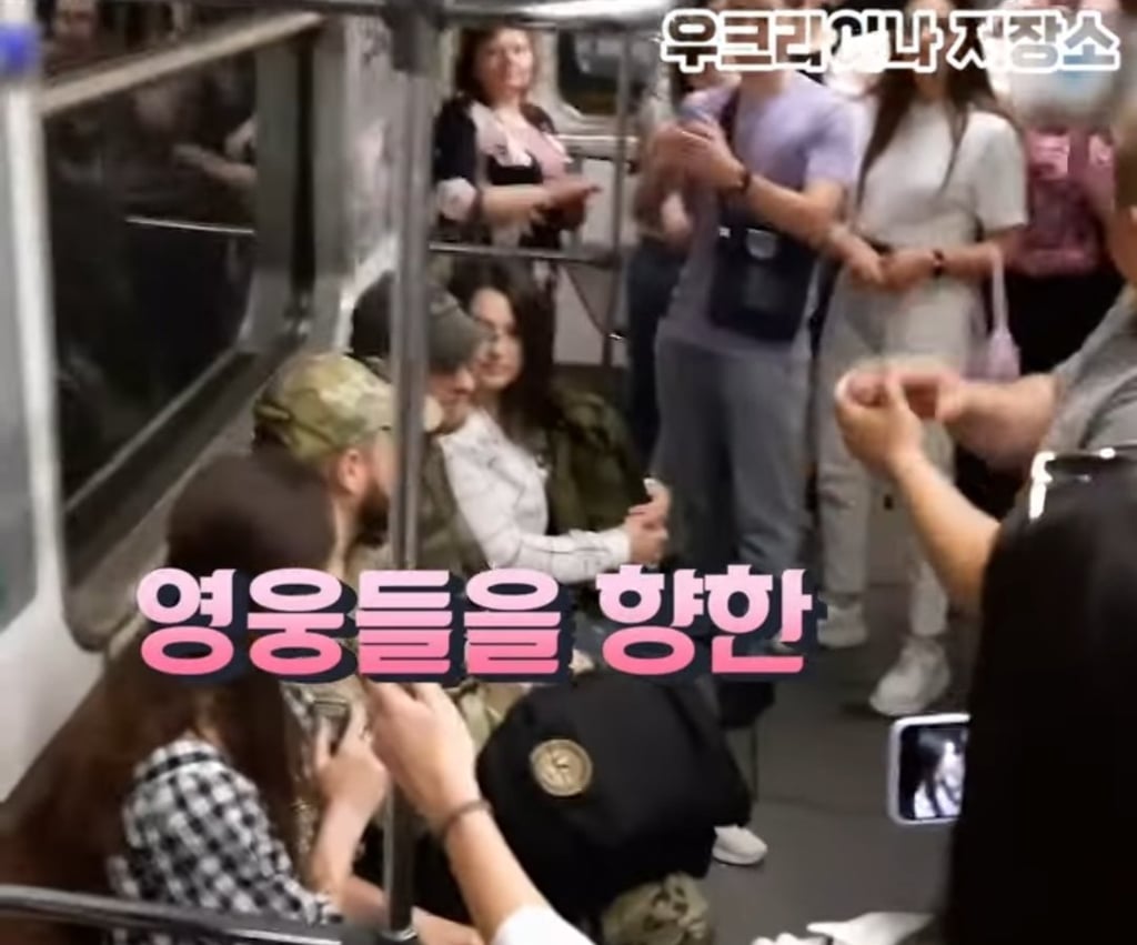 지하철에서 자리양보받는 군인 4