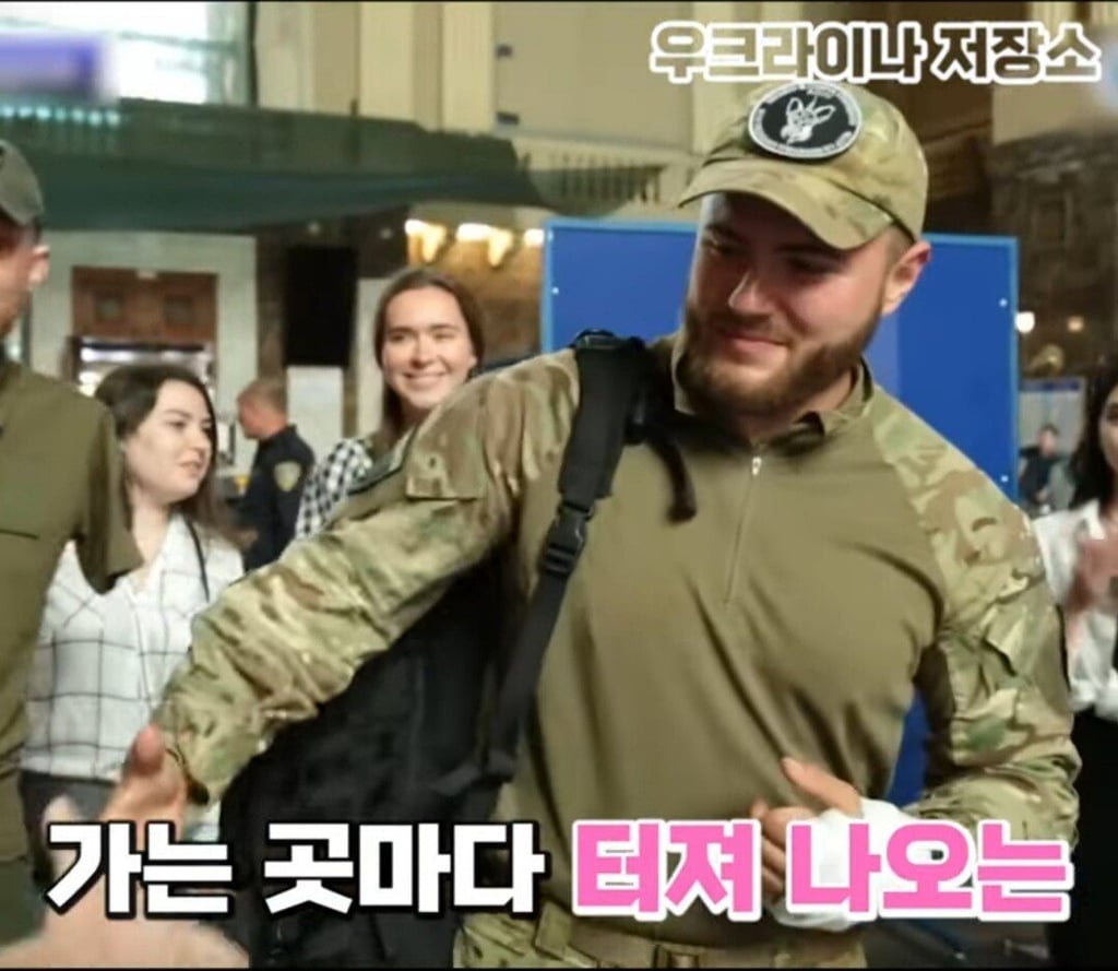 지하철에서 자리양보받는 군인 11