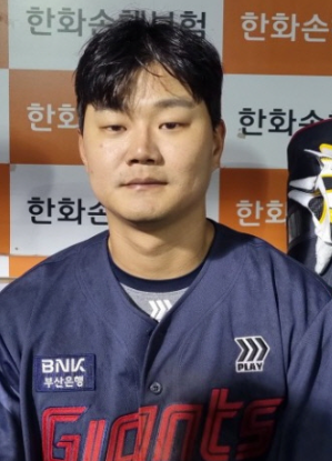 롯데 이새기 ㅋㅋㅋㅋㅋㅋ 시바랑 존나닮았네