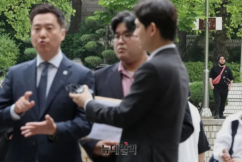 구속심사 받는 가세연 김세의를 바라보는 은현장