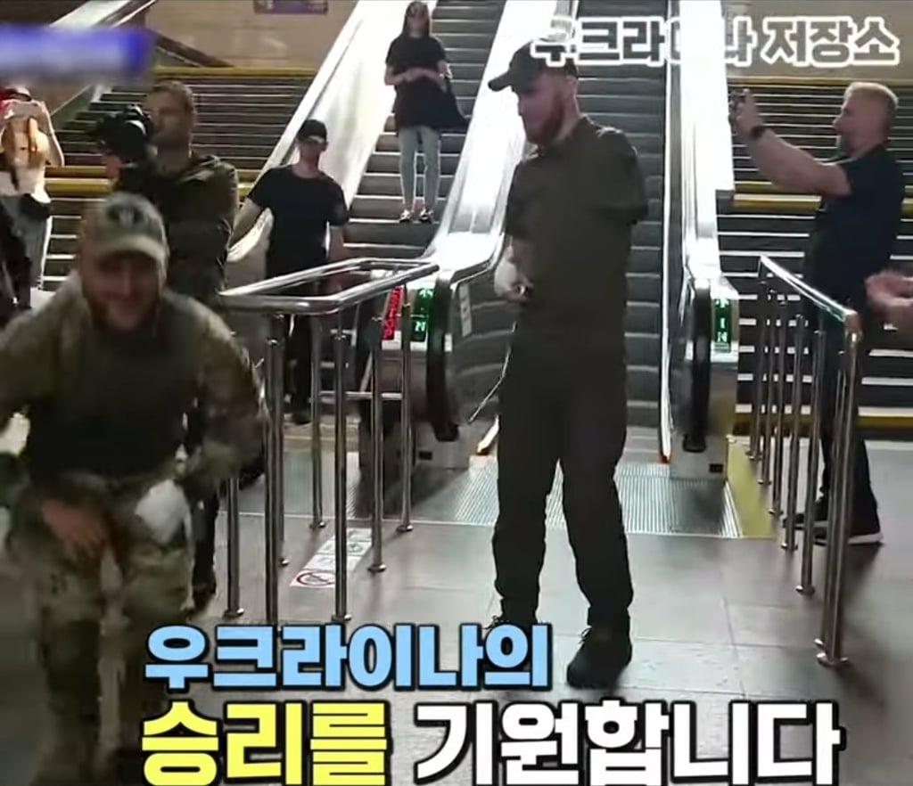 지하철에서 자리양보받는 군인 14