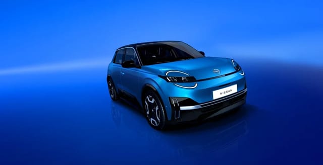 Blauwe Nissan compacte auto op een reflecterend blauw oppervlak met blauwe achtergrond