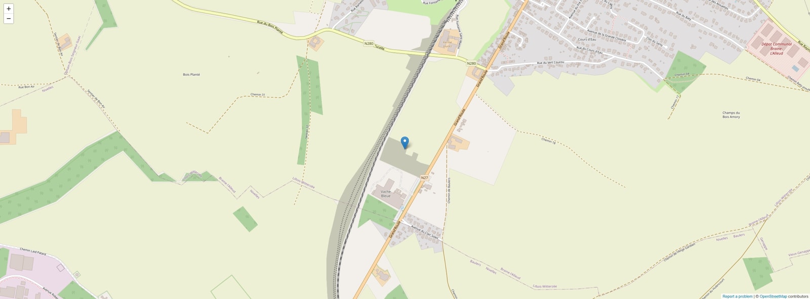 Carte numérique d'une zone rurale avec champs, routes, voie ferrée et bâtiments dispersés.