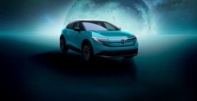 Turquoise elektrische auto met een grote gloeiende maan op de achtergrond van de nachtelijke hemel