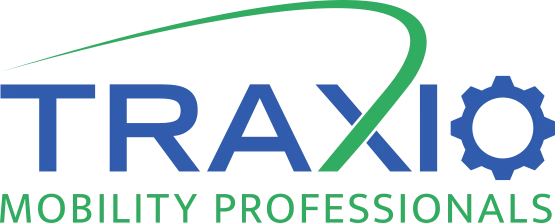 Logo van TRAXIO met blauwe letters en een groene boog, met daaronder de tekst 'MOBILITY PROFESSIONALS' in het groen.