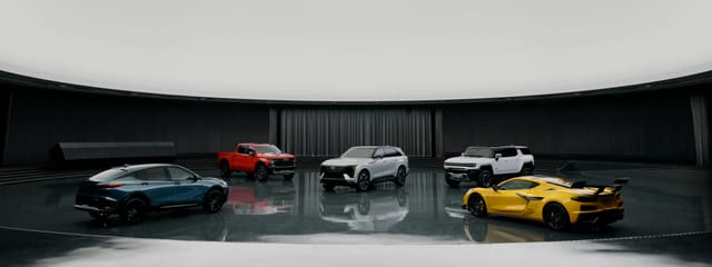 Vijf moderne auto's in een cirkelvormige minimalistische binnenruimte met glanzende vloer en donker decor op de achtergrond
