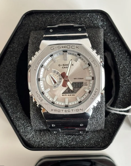 Vista frontal del supuesto Casio G-Shock GM-2110D-7A analizado para comprobar su autenticidad