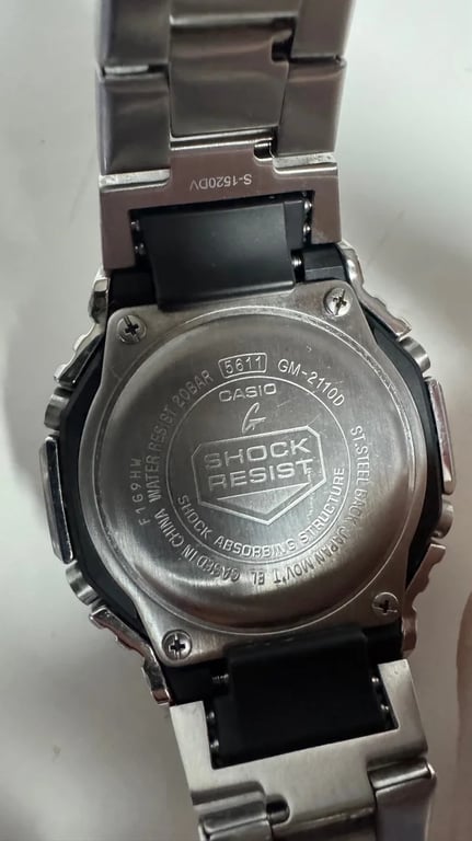 Detalle de la tapa trasera del supuesto Casio G-Shock GM-2110D-7A mostrando referencias y grabados