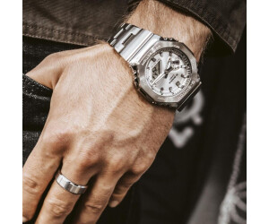 Detalle del brazalete metálico y cierre del Casio G-Shock GM-2110D-7A analizado