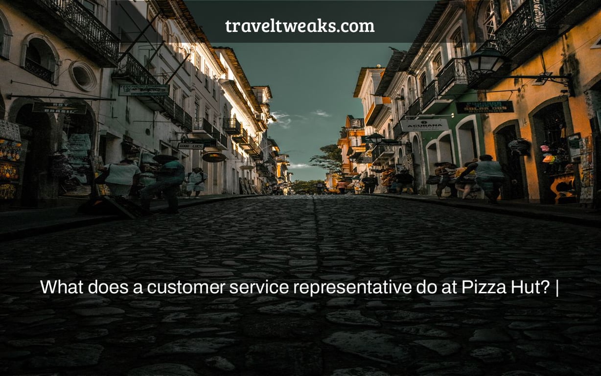 What does a customer service representative do at Pizza Hut? |