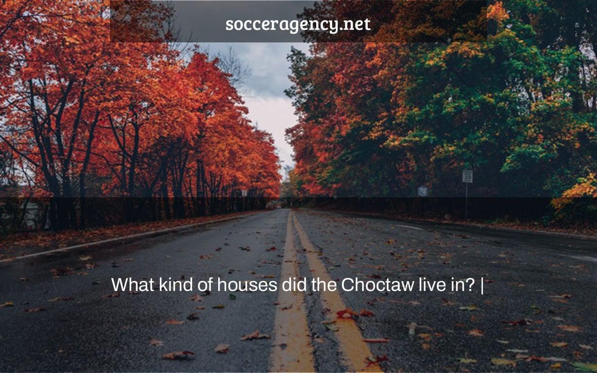 What kind of houses did the Choctaw live in? |