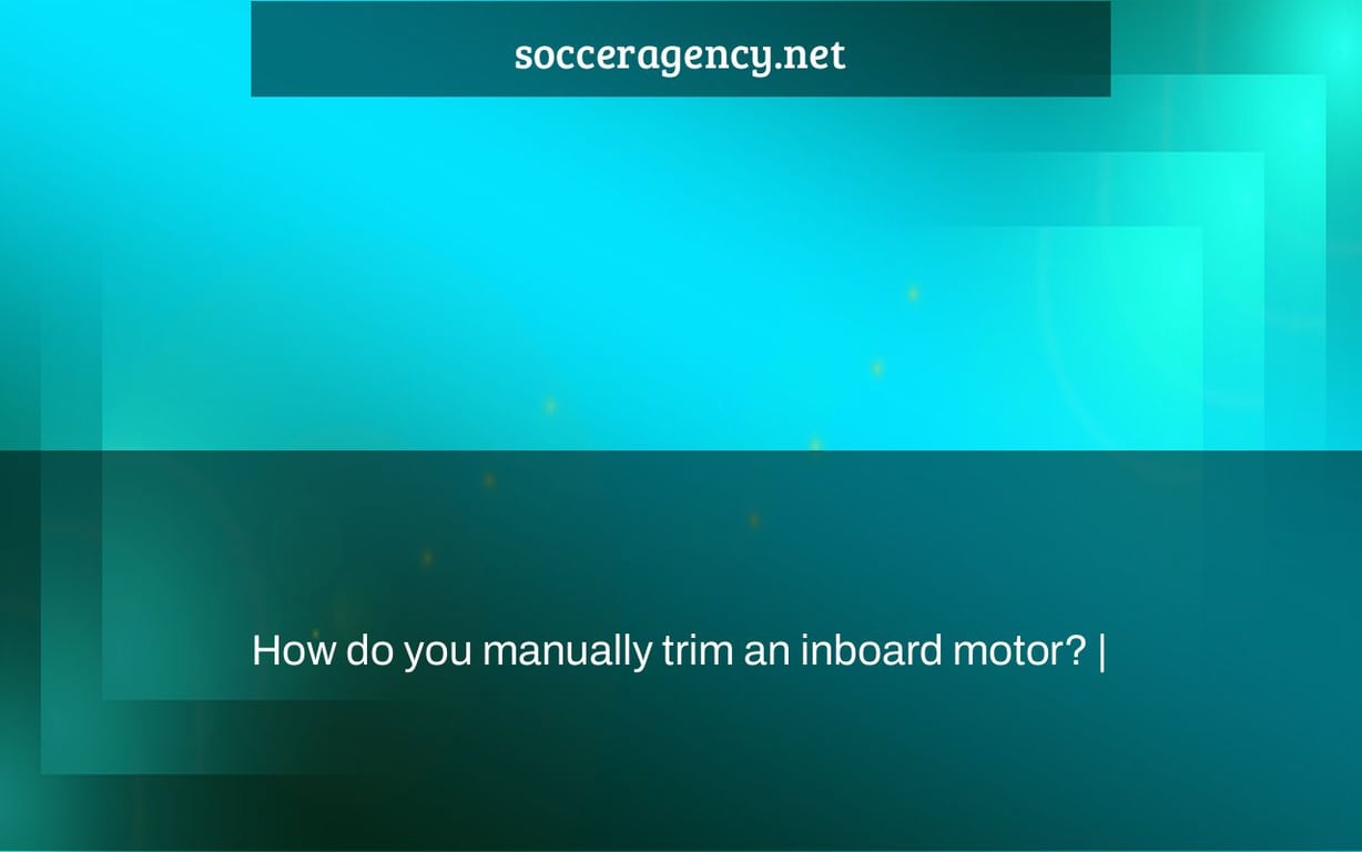 How do you manually trim an inboard motor? |