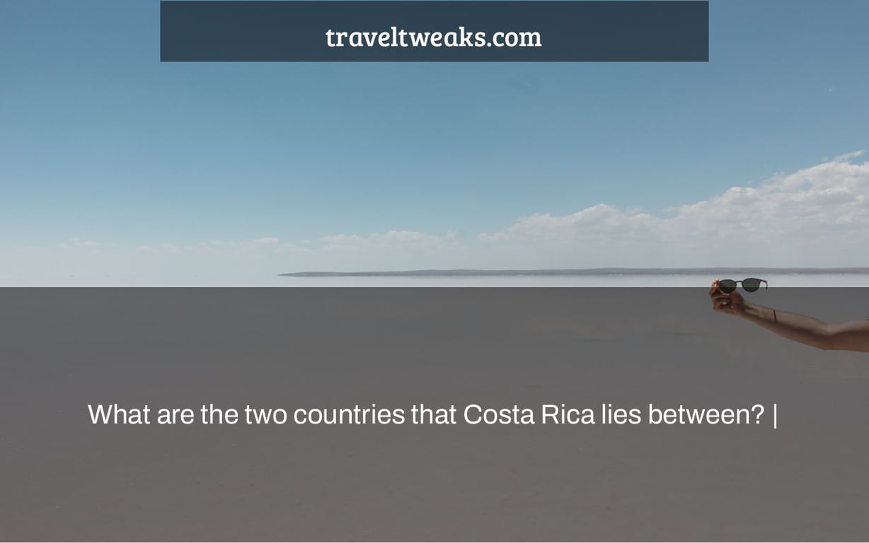 What are the two countries that Costa Rica lies between? |