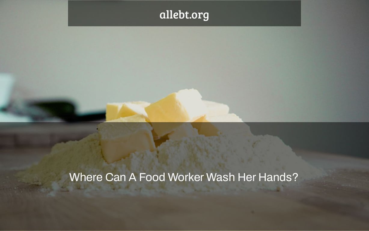 Where Can A Food Worker Wash Her Hands?