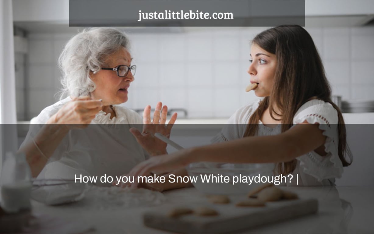How do you make Snow White playdough? |