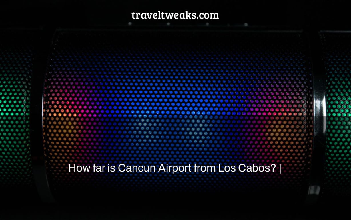 How far is Cancun Airport from Los Cabos? |