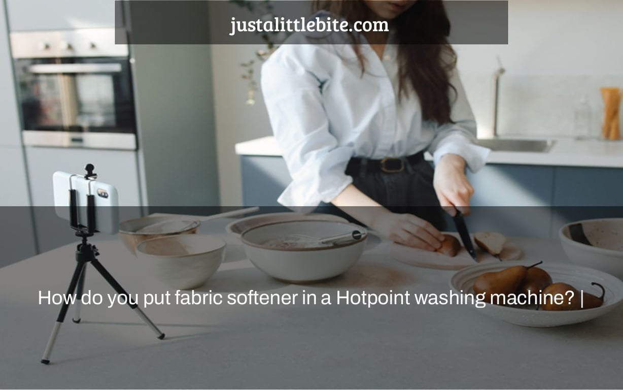 How do you put fabric softener in a Hotpoint washing machine? |