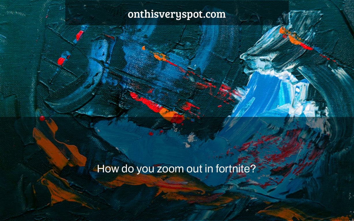 How do you zoom out in fortnite?