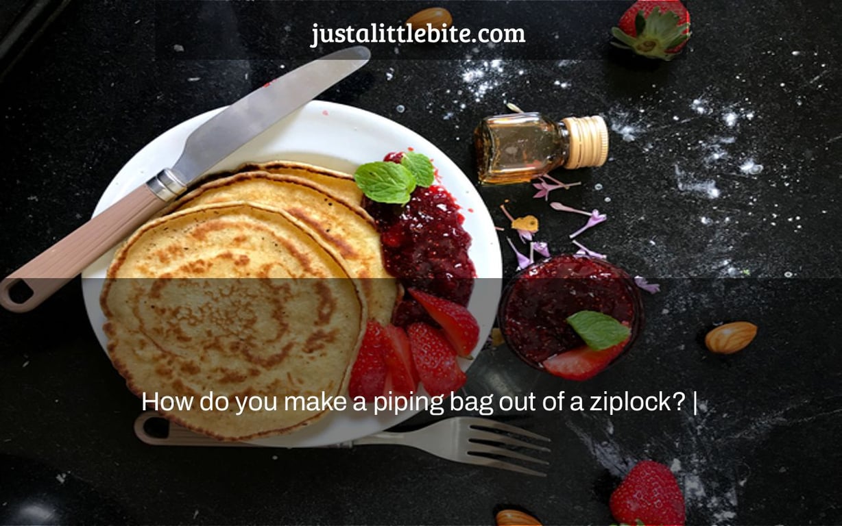 How do you make a piping bag out of a ziplock? |