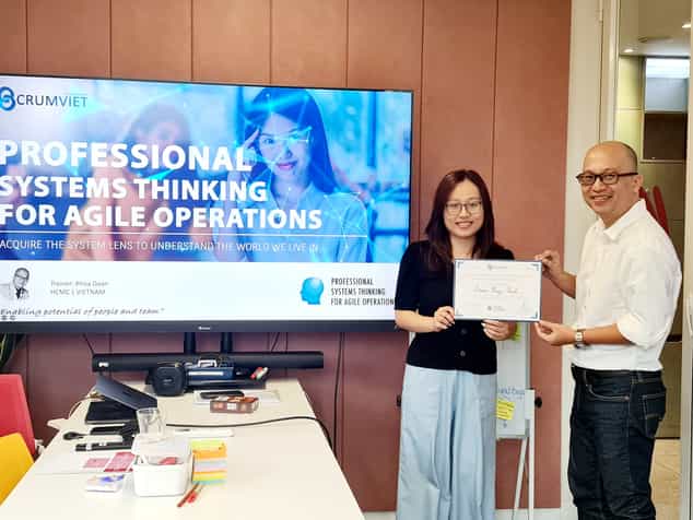 Trao chứng nhận cho học viên