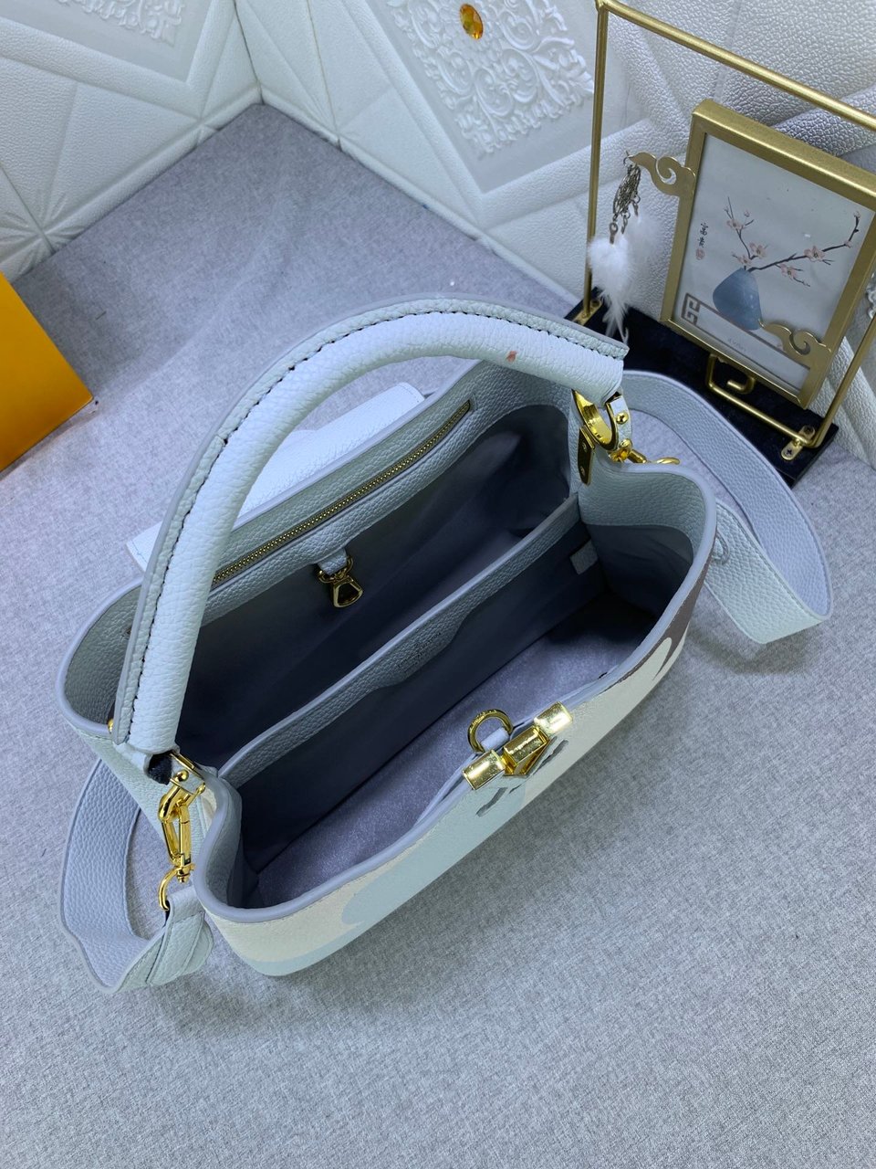 Louis Vuitton Capucines Ice Age White 31.5Cm view 11