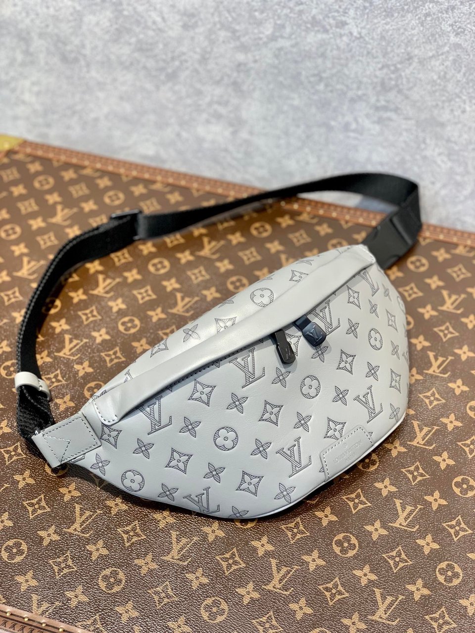 Louis Vuitton Discovery Bumbag Grey 26Cm For Men view 8