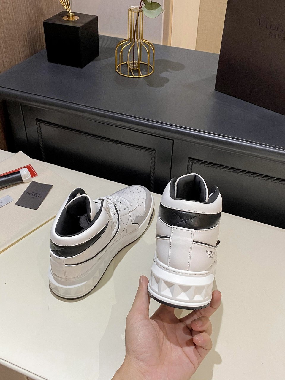 Valentino One Stud Mid-Top Calfskin Sneaker White Ys0E63Nwn 0N2 view 7