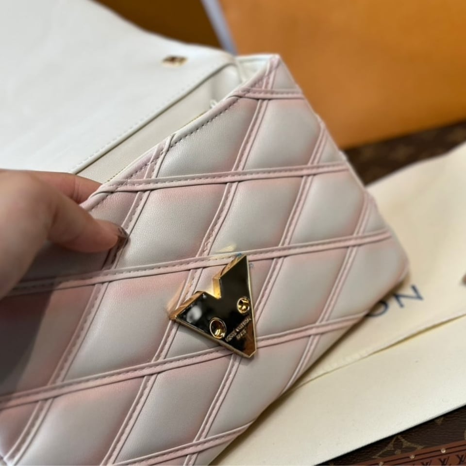 Louis Vuitton Go 14 Mm Bag Argile 22Cm M14282 view 7