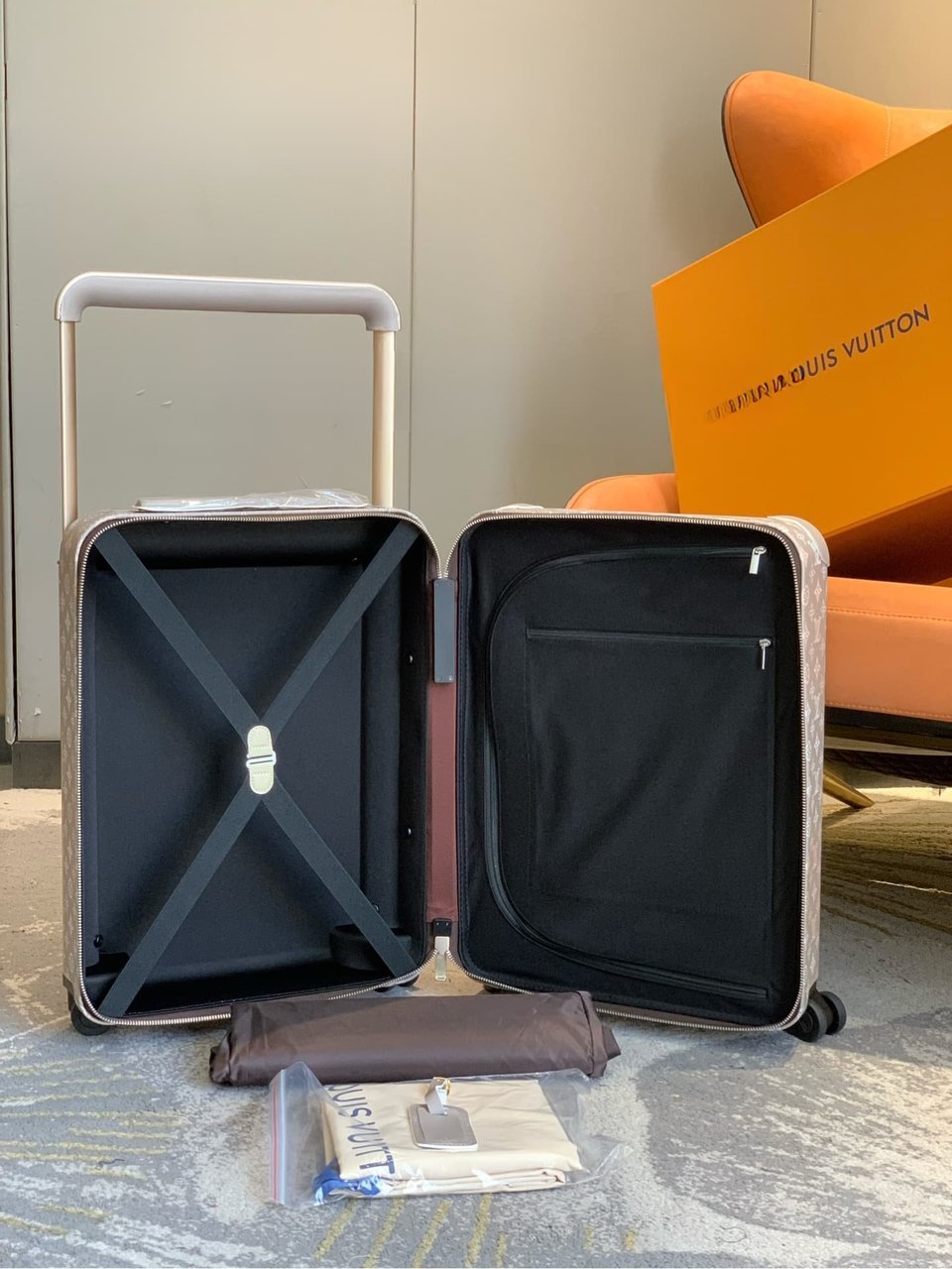 Louis Vuitton Horizon 55 Suitcase Mahina Perforated Calfskin Leather Gray 55Cm M10282 view 7