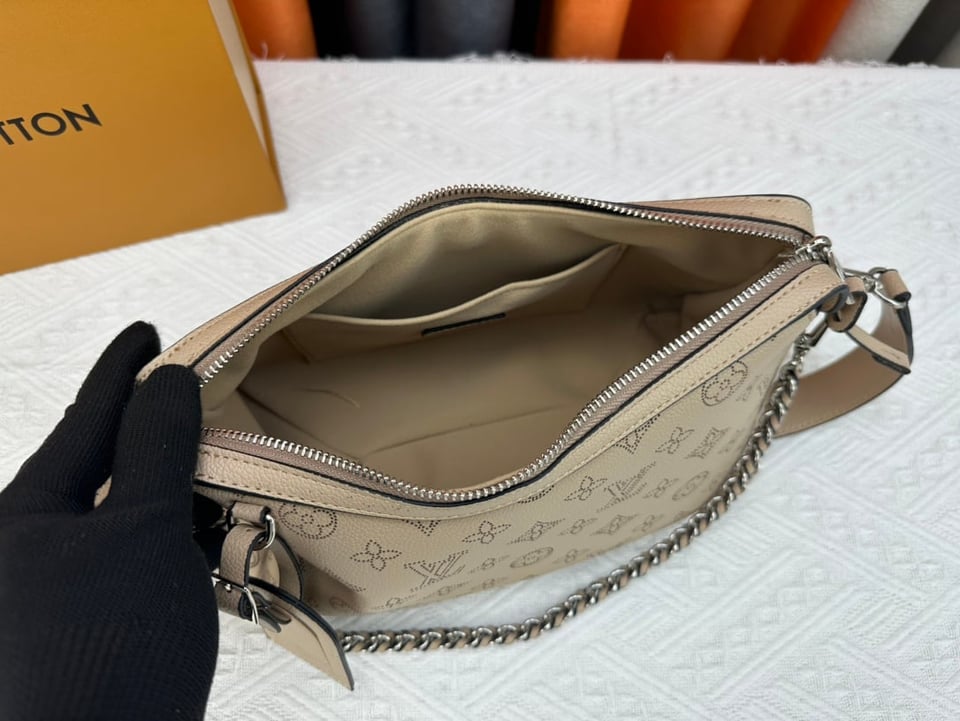 Louis Vuitton Hand It All Pm Galet 29Cm M24255 view 4