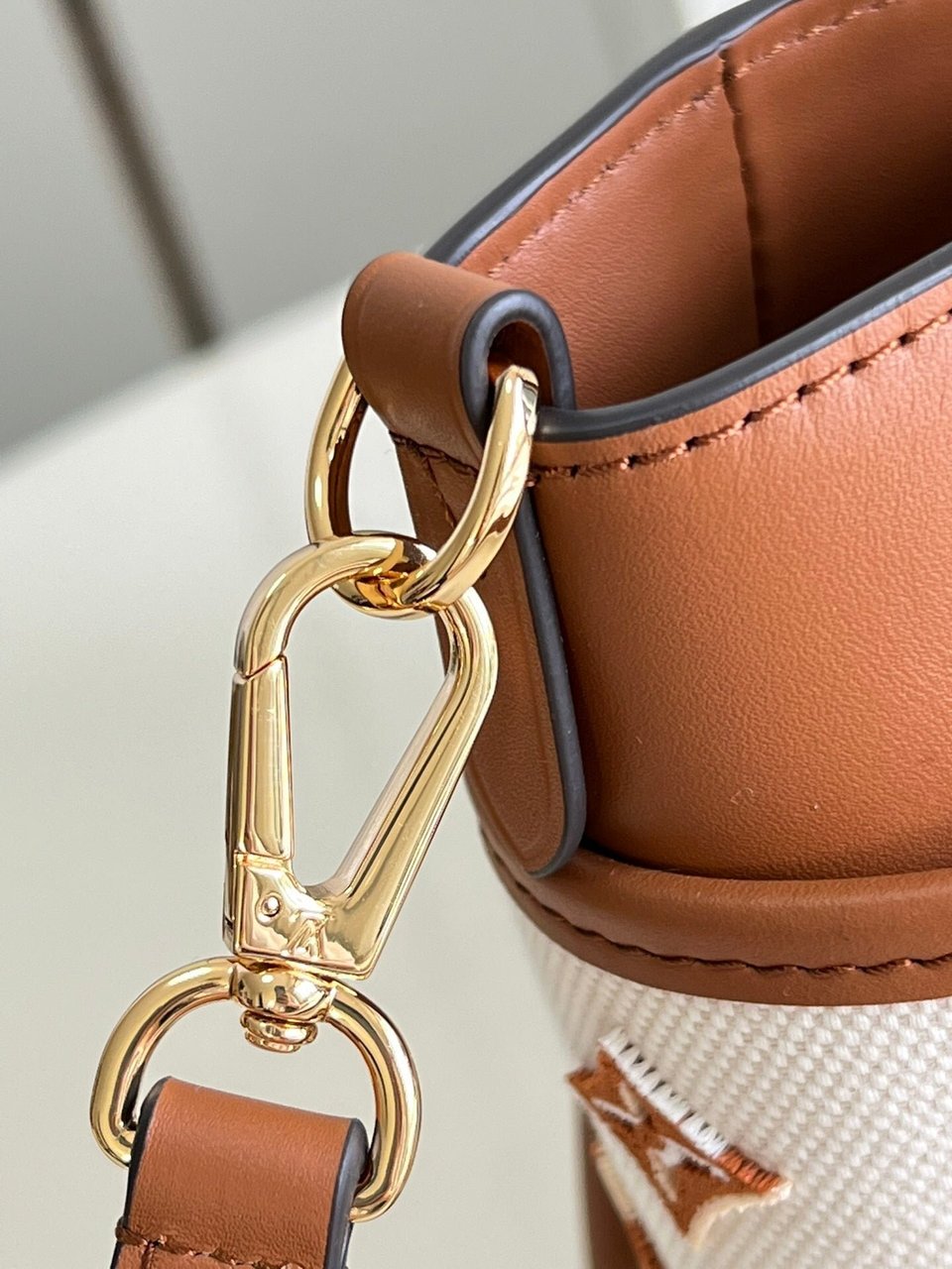 Louis Vuitton On My Side Pm 25Cm Brown view 8