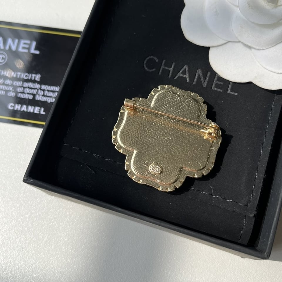 Chanel Cc Flower Brooch Gold With Pearl Heart view 8