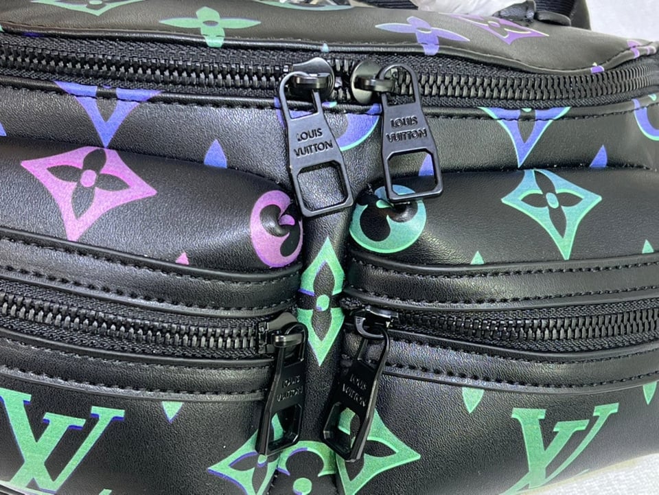 Louis Vuitton Comet Bumbag 45Cm M22494 view 4
