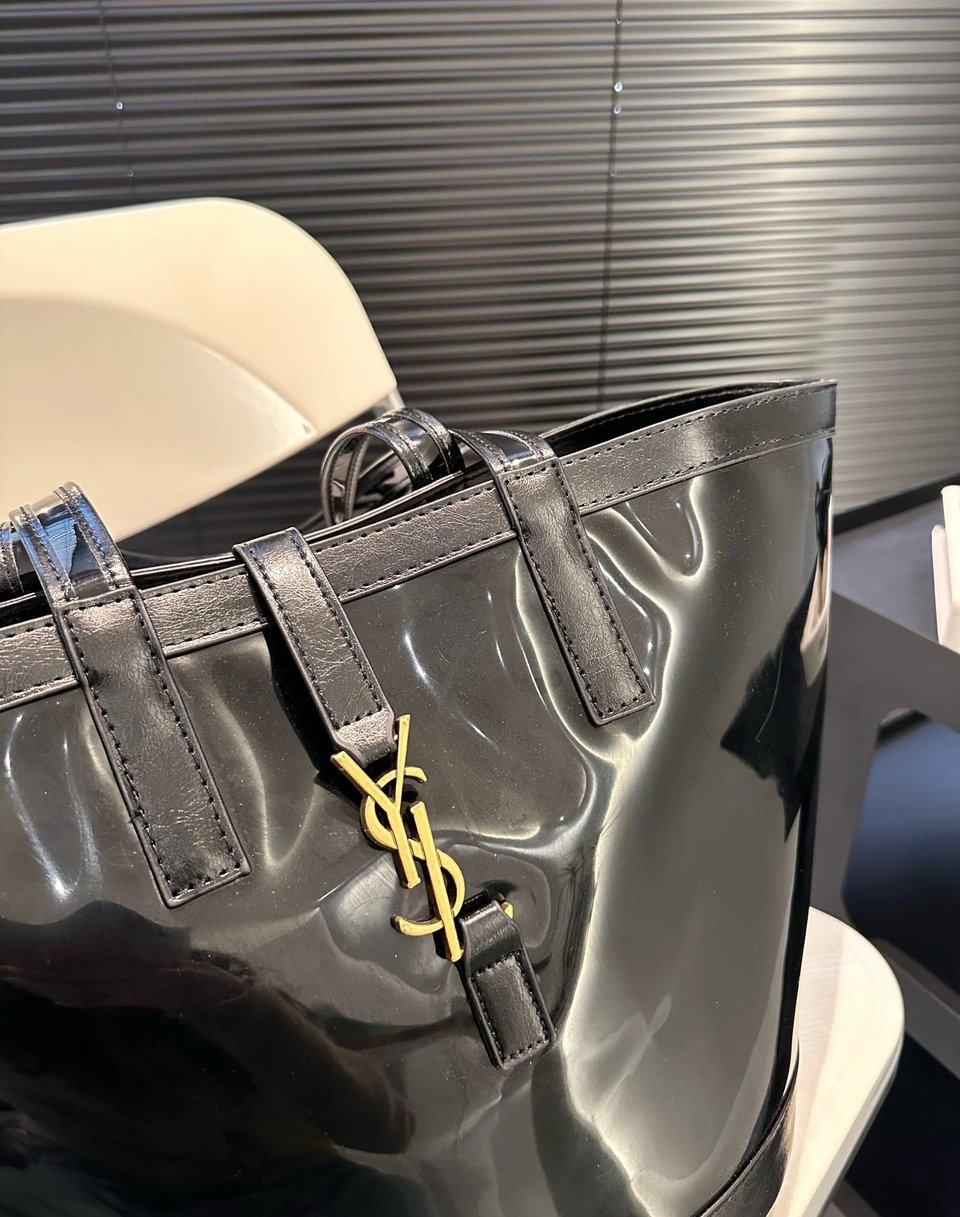 Saint Laurent Panier Medium In Vinyl And Shiny Leather Black 28Cm view 9