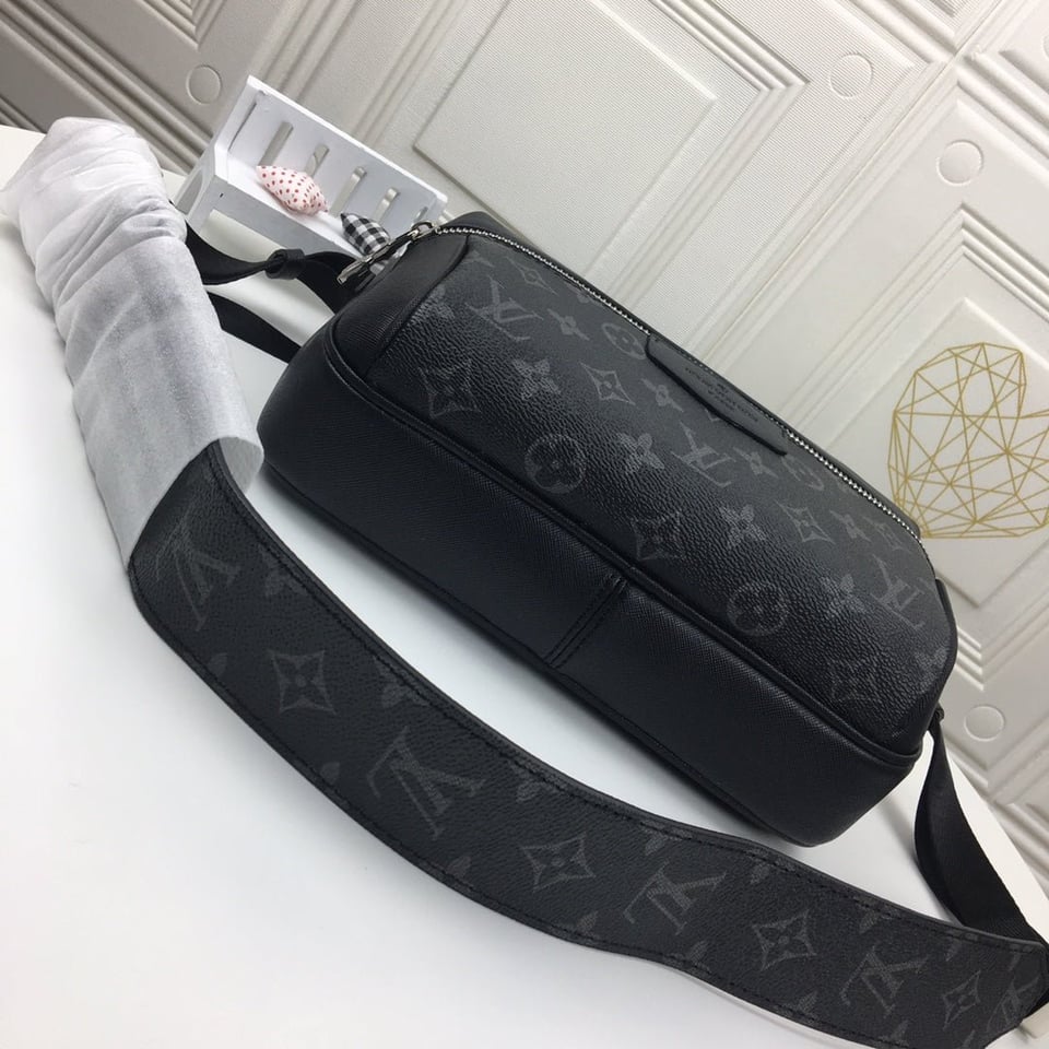 Louis Vuitton Outdoor Messenger Black 29Cm view 9