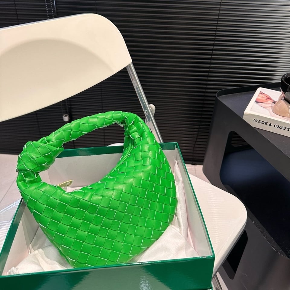 Bottega Veneta Jodie Leather Handle Bag Green 27Cm view 3