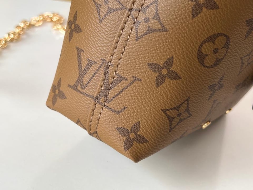Louis Vuitton Atlantis BB in Gold 17cm/6.7in view 7
