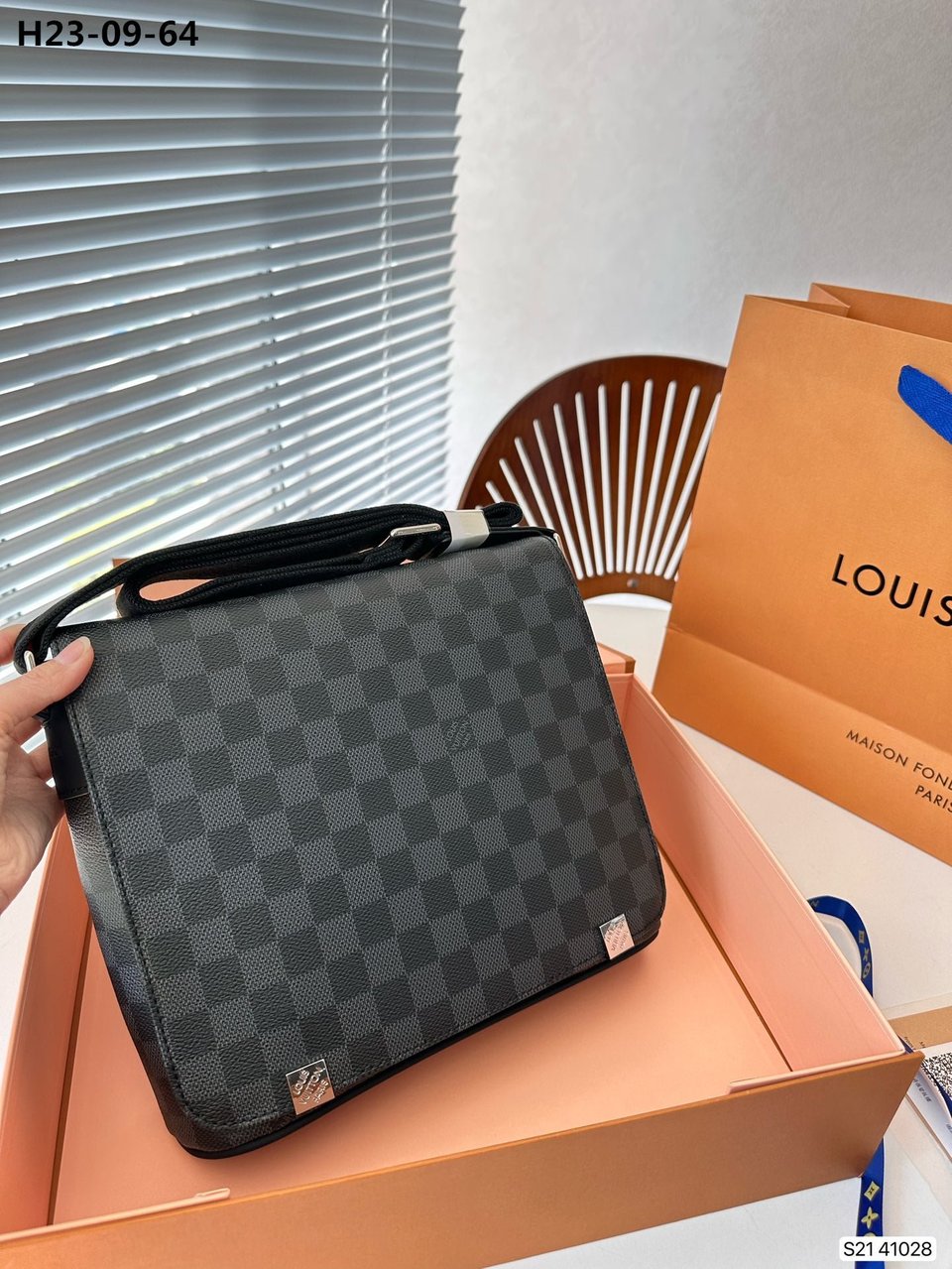 Louis Vuitton District Pm Damier Black 26Cm N41028 view 3