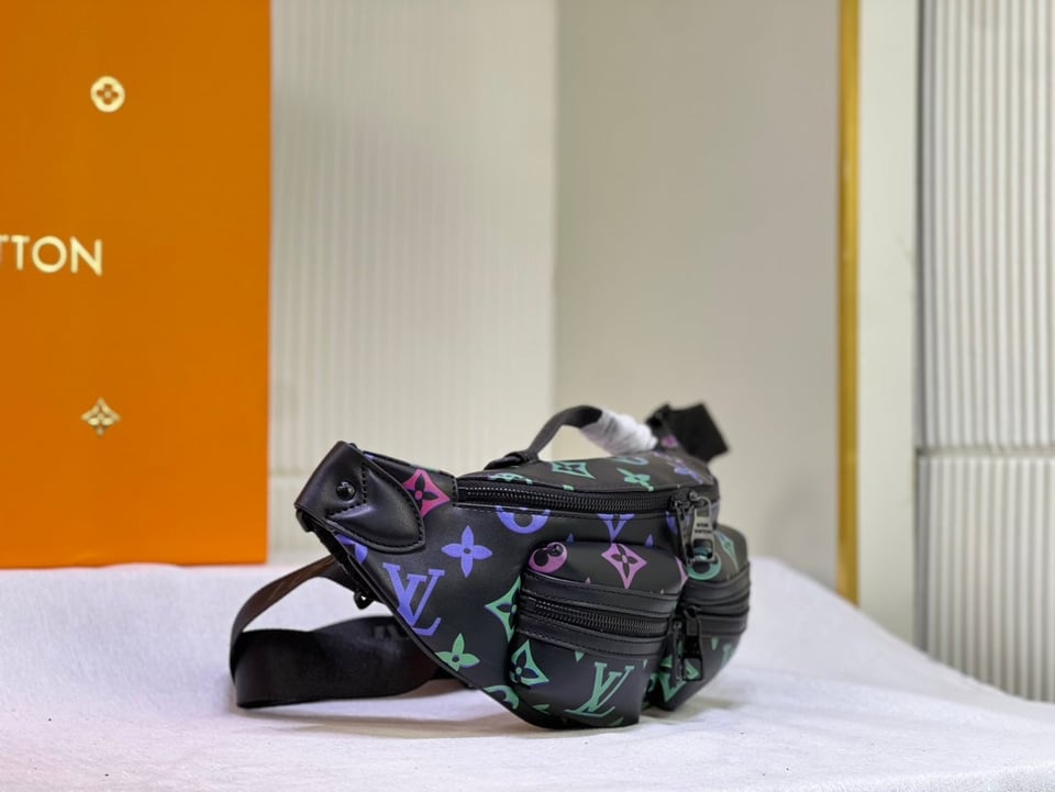 Louis Vuitton Comet Bumbag 45Cm M22494 view 3