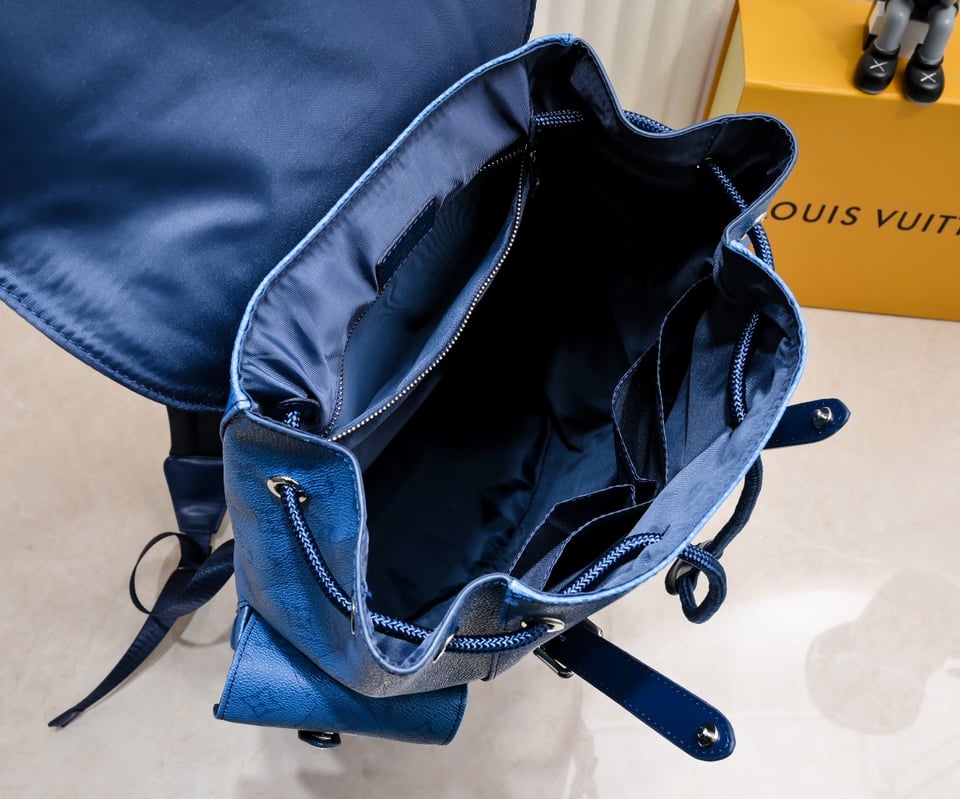 Louis Vuitton Christopher Mm Blue 44Cm M22636 view 3