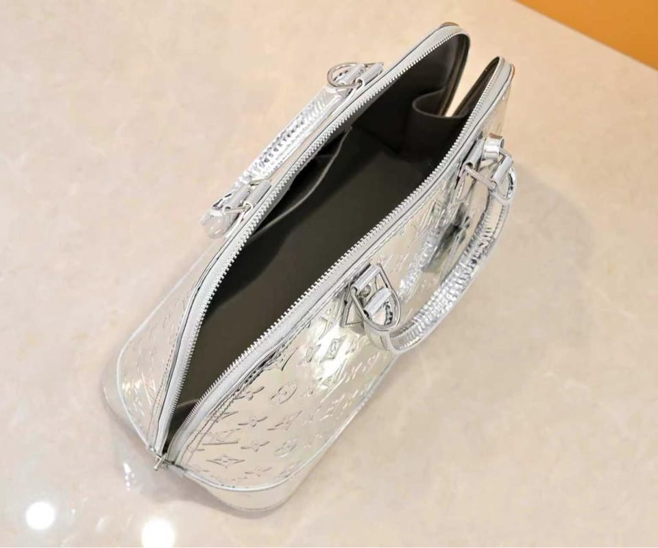 Louis Vuitton Alma Travel 39/15.4in M26410 view 2