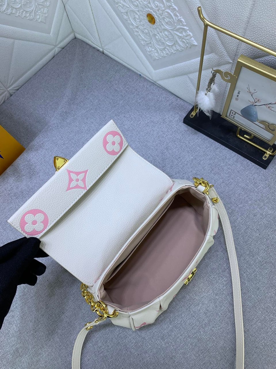Louis Vuitton Favourite Bag Cream Beige 24Cm view 4