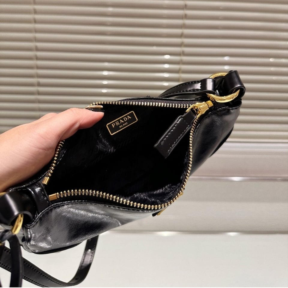 Prada Re Edition 2002 Leather Shoulder Bag Black 23Cm view 8